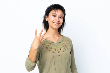 Genç Uruguaylı kız izole edilmiş beyaz arka planda mutlu ve parmakları olan dört kişi sayıyor.