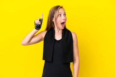 Beyaz arka planda izole edilmiş genç İngiliz kadın parmağını kaldırarak çözümü anlamaya çalışıyor.