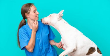 Köpeği olan genç bir İngiliz veteriner.