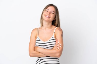 Genç Romen kadını beyaz arka planda izole edilmiş şekilde kollarını ön cephede çapraz tutuyor