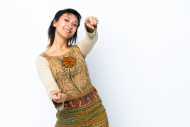 İzole edilmiş beyaz arka plan üzerinde genç Uruguaylı kız mutlu bir ifadeyle cepheyi işaret ediyor