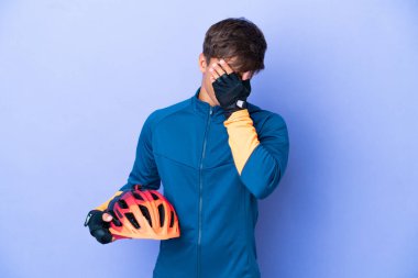 Genç beyaz adam mor arka planda izole edilmiş yorgun ve hasta bir ifadeyle.