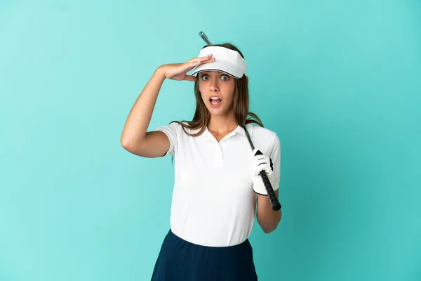 Femme Jouant Golf Sur Fond Bleu Isolé Faisant Geste Surprise — Photo