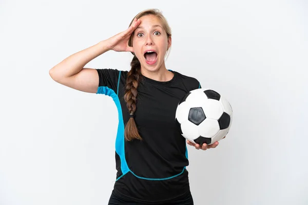 Jeune Footballeuse Femme Isolée Sur Fond Blanc Avec Expression Surprise — Photo