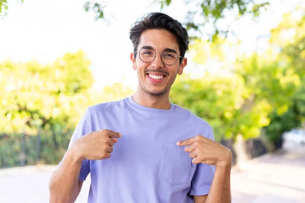 Jonge Blanke Man Buiten Een Park Met Verrassende Gezichtsuitdrukking — Stockfoto