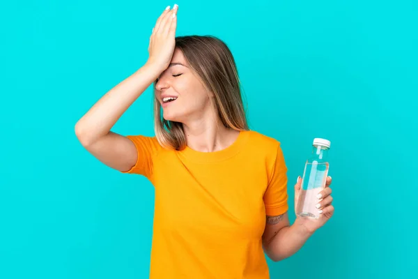 Mujer Rumana Joven Con Una Botella Agua Aislada Sobre Fondo —  Fotos de Stock