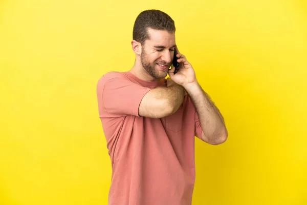 Przystojny Blondyn Korzystający Telefonu Komórkowego Odosobnionym Tle Cierpiący Ból Ramieniu — Zdjęcie stockowe