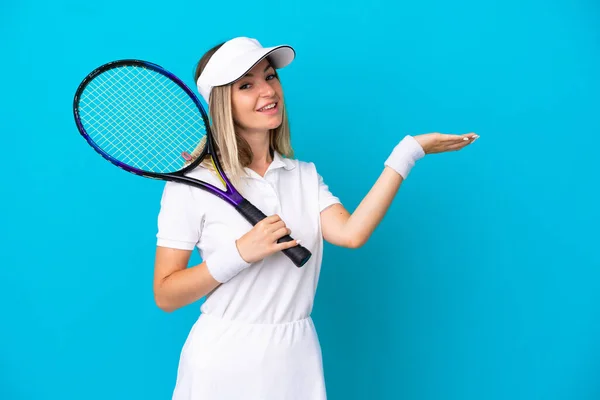 Giovane Tennista Rumena Isolata Sfondo Blu Tendendo Mani Lato Invitare — Foto Stock