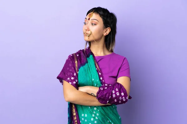 Femme Indienne Isolée Sur Fond Violet Gardant Les Bras Croisés — Photo