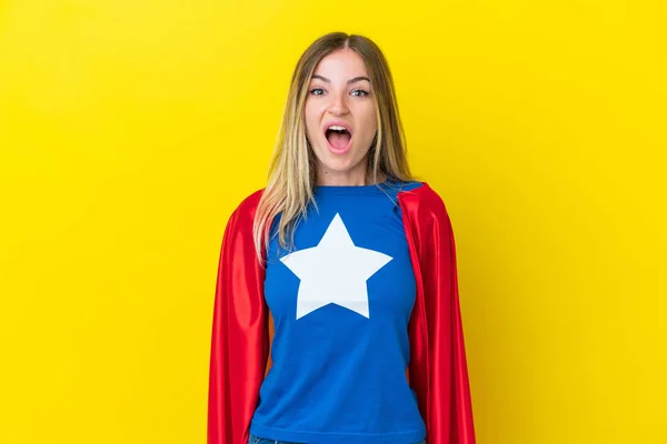 Super Herói Romeno Mulher Isolada Fundo Amarelo Com Expressão Facial — Fotografia de Stock
