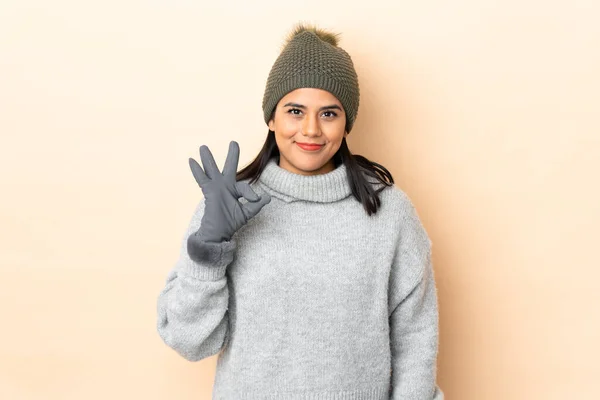 Joven Colombiana Con Sombrero Invierno Aislado Sobre Fondo Beige Mostrando —  Fotos de Stock