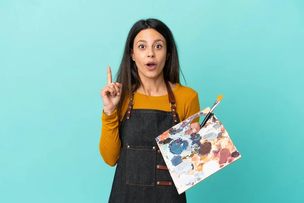 Joven Artista Caucásica Sosteniendo Una Paleta Aislada Sobre Fondo Azul —  Fotos de Stock