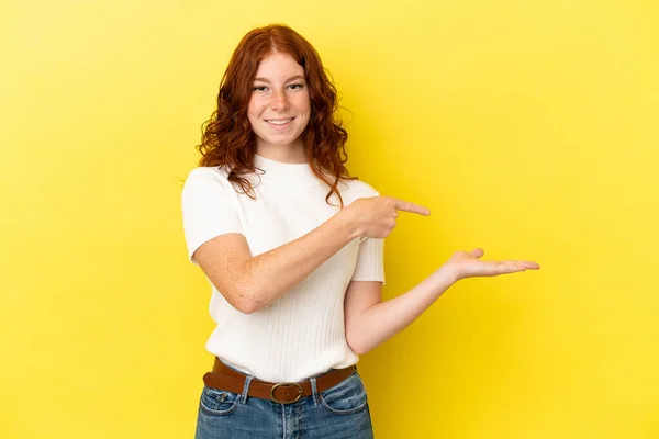 Teenager Rötliche Frau Isoliert Auf Gelbem Hintergrund Hält Kopierraum Imaginäre — Stockfoto