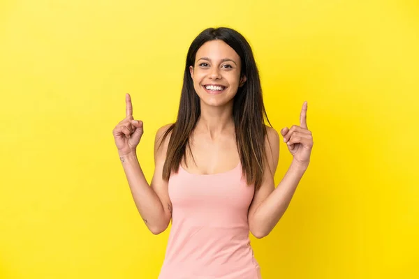 Mulher Caucasiana Jovem Isolado Fundo Amarelo Apontando Para Uma Grande — Fotografia de Stock