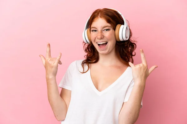 Adolescente Femme Rougeâtre Isolée Sur Fond Rose Écoutant Musique Faire — Photo