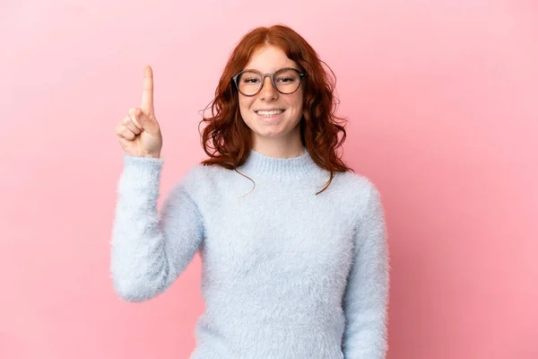Teenager Načervenalá Žena Izolované Růžovém Pozadí Ukazuje Nahoru Skvělý Nápad — Stock fotografie