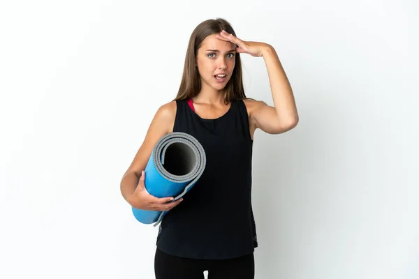 Donna Sportiva Che Lezioni Yoga Mentre Tiene Tappeto Sfondo Bianco — Foto Stock