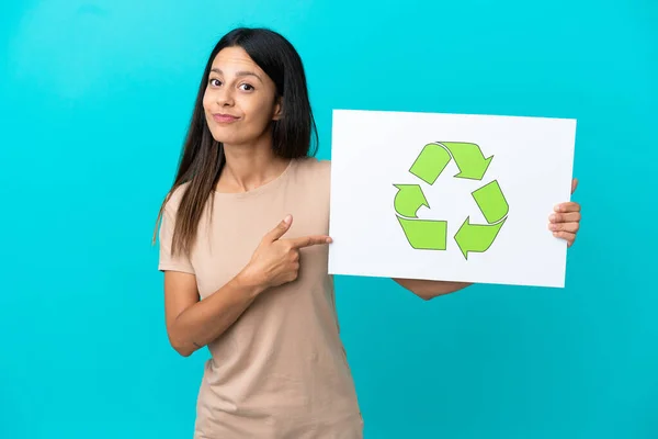 Jonge Vrouw Geïsoleerde Achtergrond Met Een Bordje Met Recycle Icoon — Stockfoto