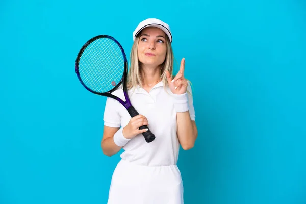 Young Tennis Player Romanian Woman Isolated Blue Background Fingers Crossing — Stock Photo, Image