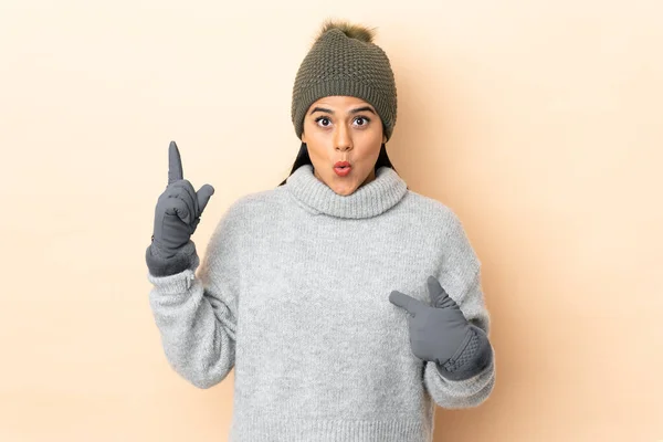 Joven Colombiana Con Sombrero Invierno Aislado Sobre Fondo Beige Con —  Fotos de Stock