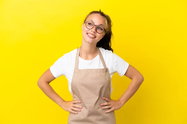 Restauracja Kelner Rosyjska Dziewczyna Odizolowany Żółtym Tle Pozowanie Ramionami Biodro — Zdjęcie stockowe