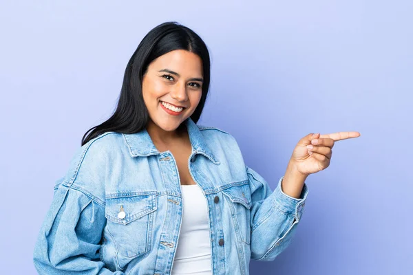 Junge Lateinamerikanische Frau Mit Isoliertem Hintergrund Zeigt Mit Dem Finger — Stockfoto