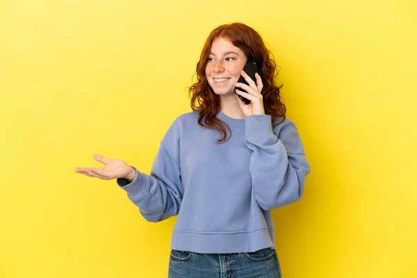 Подросток Красноватая Женщина Изолированы Желтом Фоне Ведения Разговора Кем Мобильный — стоковое фото