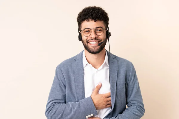 Telemarketer Homem Marroquino Trabalhando Com Fone Ouvido Isolado Fundo Bege — Fotografia de Stock