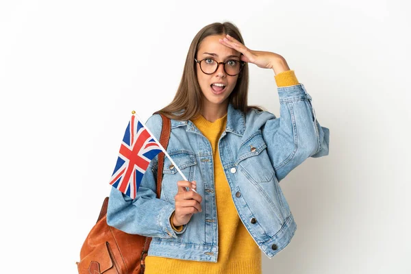 Mladá Hispánka Drží Britskou Vlajku Nad Izolovaným Bílým Pozadím Dělá — Stock fotografie
