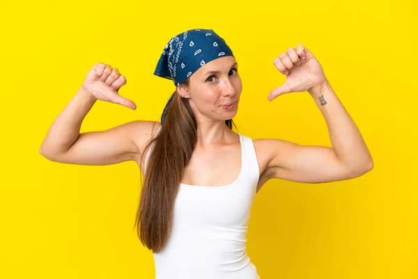 Junge Engländerin Isoliert Auf Gelbem Hintergrund Stolz Und Selbstzufrieden — Stockfoto