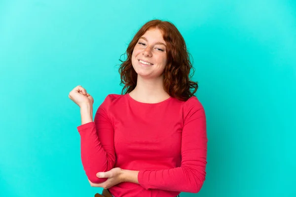 Teenager Načervenalé Žena Izolované Modrém Pozadí Směje — Stock fotografie