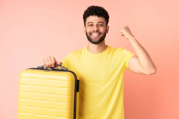 Jonge Marokkaanse Man Geïsoleerd Roze Achtergrond Vakantie Met Reiskoffer — Stockfoto