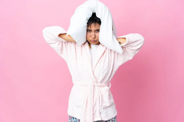 Jeune Femme Uruguayenne Pyjama Sur Fond Rose Isolé — Photo