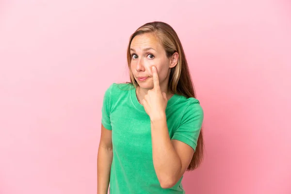 Young English Woman Isolated Pink Background Showing Something — Stock Photo, Image
