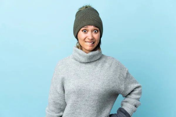 Muchacha Uruguaya Joven Con Sombrero Invierno Aislado Sobre Fondo Azul —  Fotos de Stock