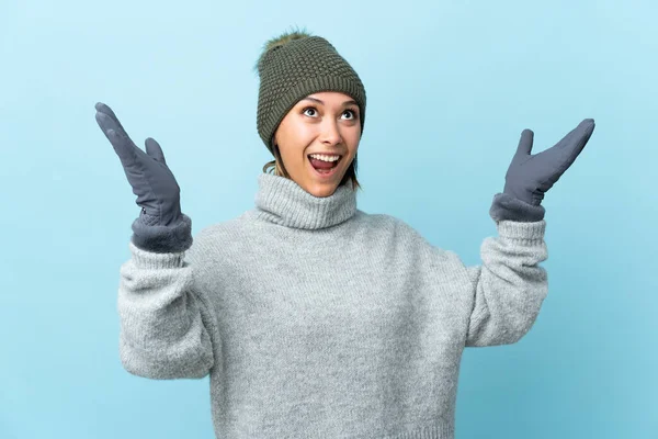 Jovem Uruguaia Com Chapéu Inverno Isolado Fundo Azul Com Expressão — Fotografia de Stock