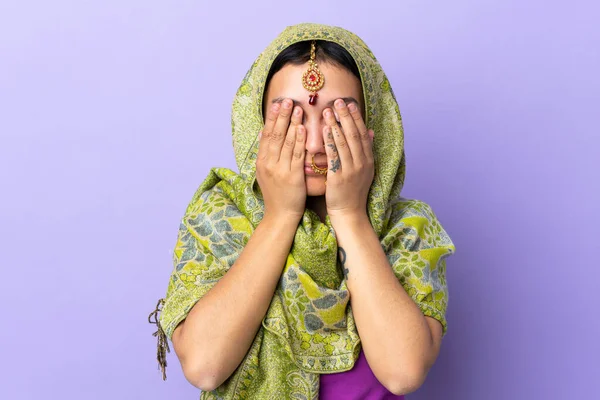 疲れて病気の表情で紫色の背景に隔離されたインド人女性 — ストック写真