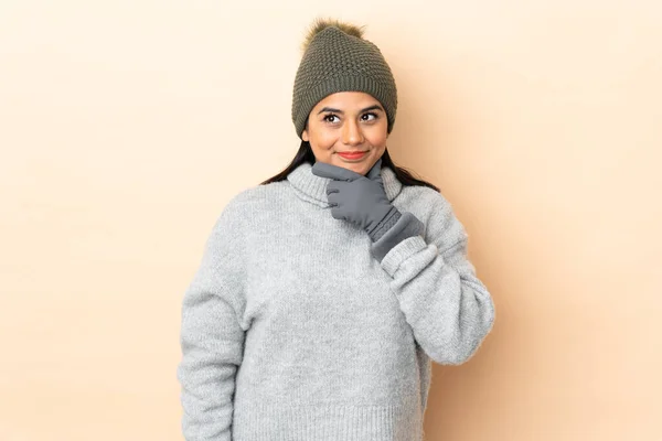 Menina Colombiana Jovem Com Chapéu Inverno Isolado Fundo Bege Pensando — Fotografia de Stock