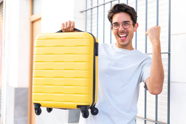 Νεαρός Καυκάσιος Άνδρας Εξωτερικό Χώρο Διακοπές Ταξιδιωτική Βαλίτσα — Φωτογραφία Αρχείου