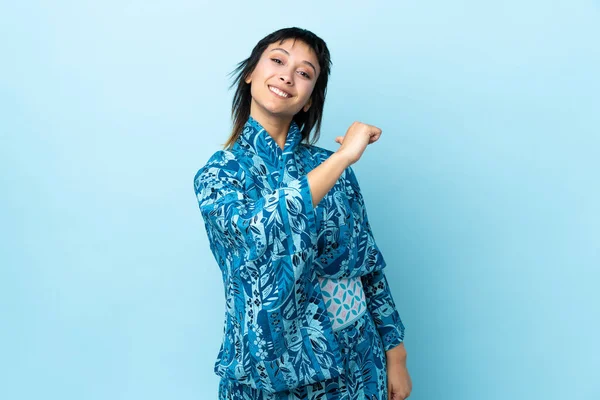 Mujer Joven Con Kimono Sobre Fondo Azul Aislado Orgullosa Satisfecha —  Fotos de Stock