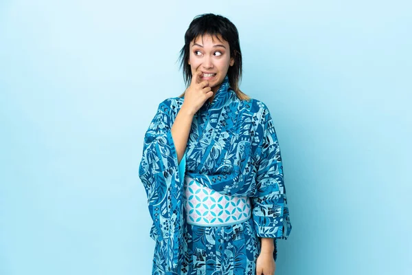 Mujer Joven Usando Kimono Sobre Fondo Azul Aislado Nervioso Asustado —  Fotos de Stock