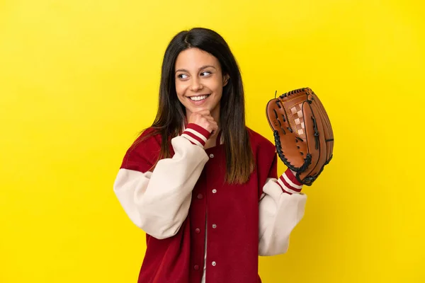 若いです白人女性プレイ野球黄色の背景に隔離された側面と笑顔を見て — ストック写真