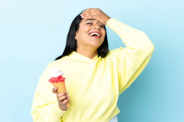 Jovem Colombiana Com Sorvete Corneto Isolado Fundo Azul Percebeu Algo — Fotografia de Stock