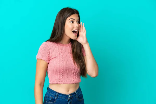 Mujer Brasileña Joven Aislada Sobre Fondo Azul Gritando Con Boca —  Fotos de Stock