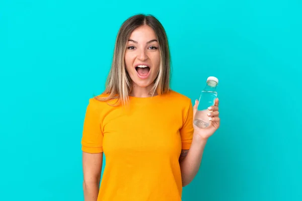 Mujer Rumana Joven Con Una Botella Agua Aislada Sobre Fondo —  Fotos de Stock