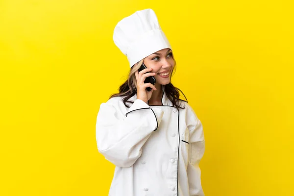 Jovem Chef Russo Menina Isolada Fundo Amarelo Mantendo Uma Conversa — Fotografia de Stock