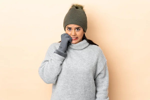 Ung Colombiansk Flicka Med Vinter Hatt Isolerad Beige Bakgrund Nervös — Stockfoto