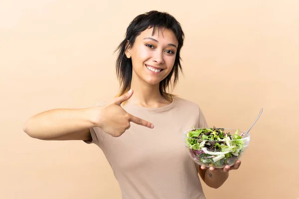 Jovem Uruguaia Com Salada Sobre Parede Isolada — Fotografia de Stock