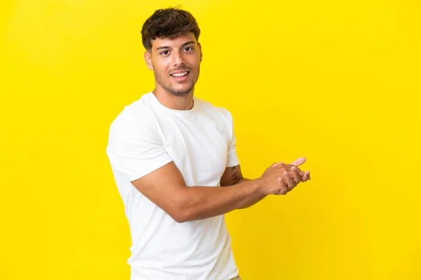 Junger Kaukasischer Gutaussehender Mann Auf Gelbem Hintergrund Applaudiert — Stockfoto