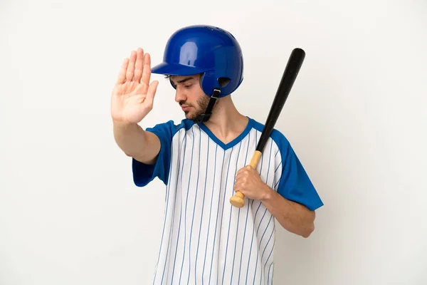 Jovem Caucasiano Homem Jogar Beisebol Isolado Branco Fundo Fazendo Parar — Fotografia de Stock